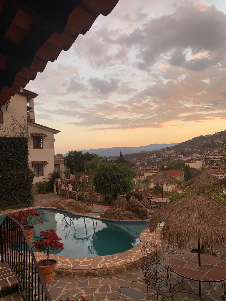 Alberca del Hotel Cielito Lindo con vista a Taxco al atardecer