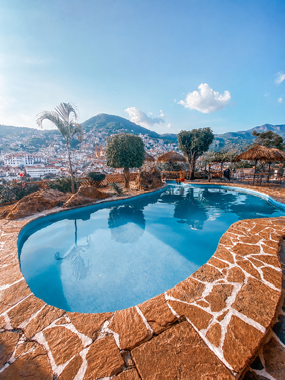 Alberca y panorama de Taxco desde el hotel